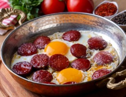 Sahanda Sucuklu Yumurta